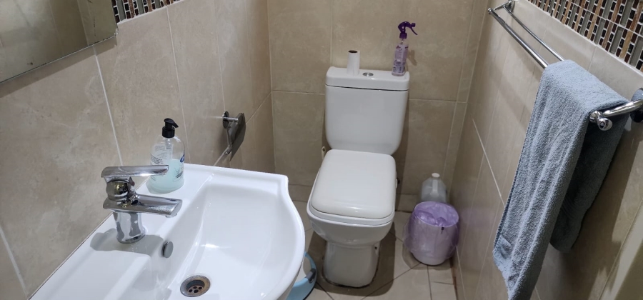 6 Bedroom Property for Sale in Zinniaville North West